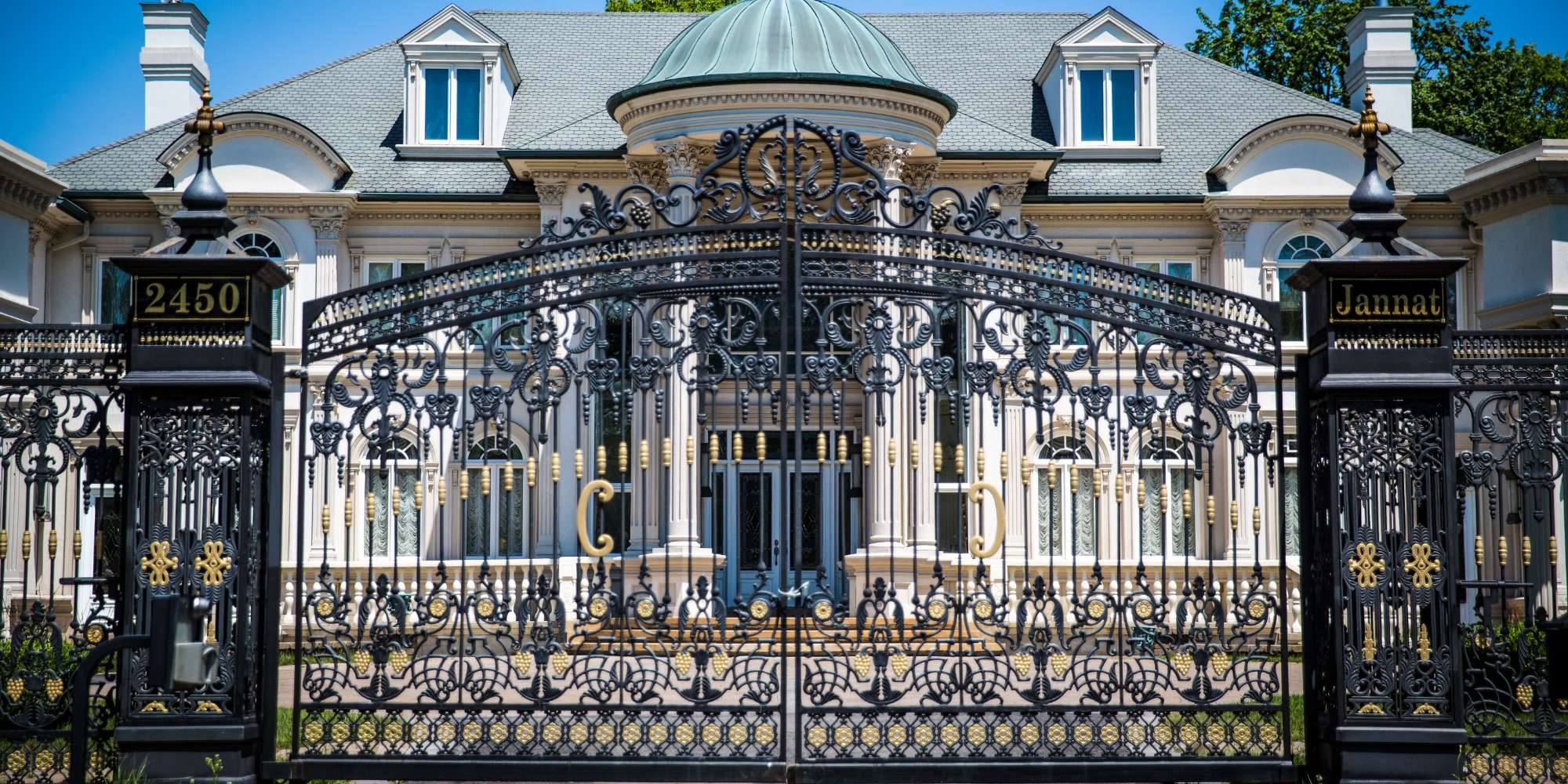 Luxury mansion and upscale home in Sheridan neighbourhood Mississauga