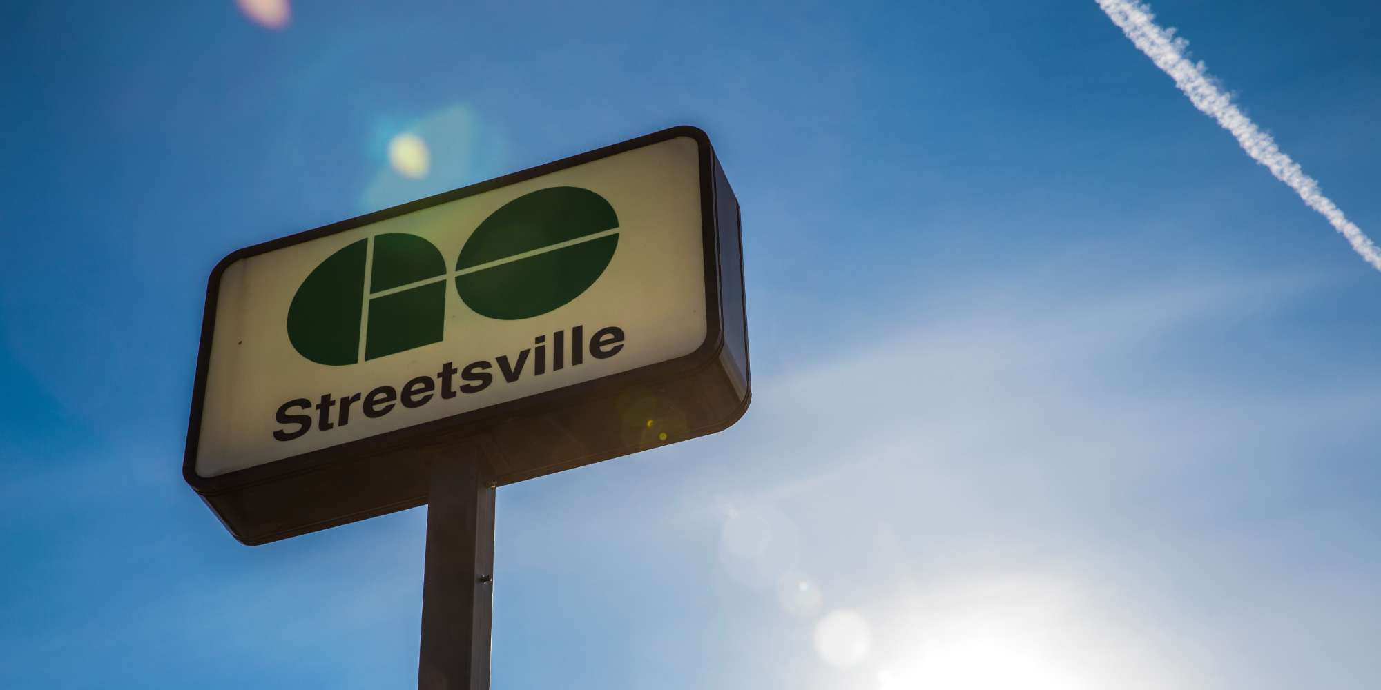 Streetsville GO Station sign providing transit access to downtown Toronto from Mississauga